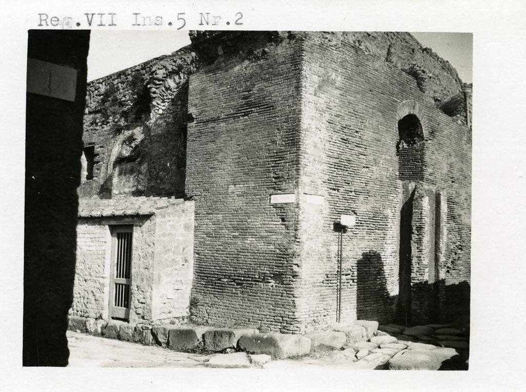 Via delle Terme, south side, Pompeii. Pre-1937-39.
Looking south-east towards doorway to VII.5.8, but shown on photo as VII.5.2. On the right is Vicolo delle Terme.
Photo courtesy of American Academy in Rome, Photographic Archive. Warsher collection no. 1183.