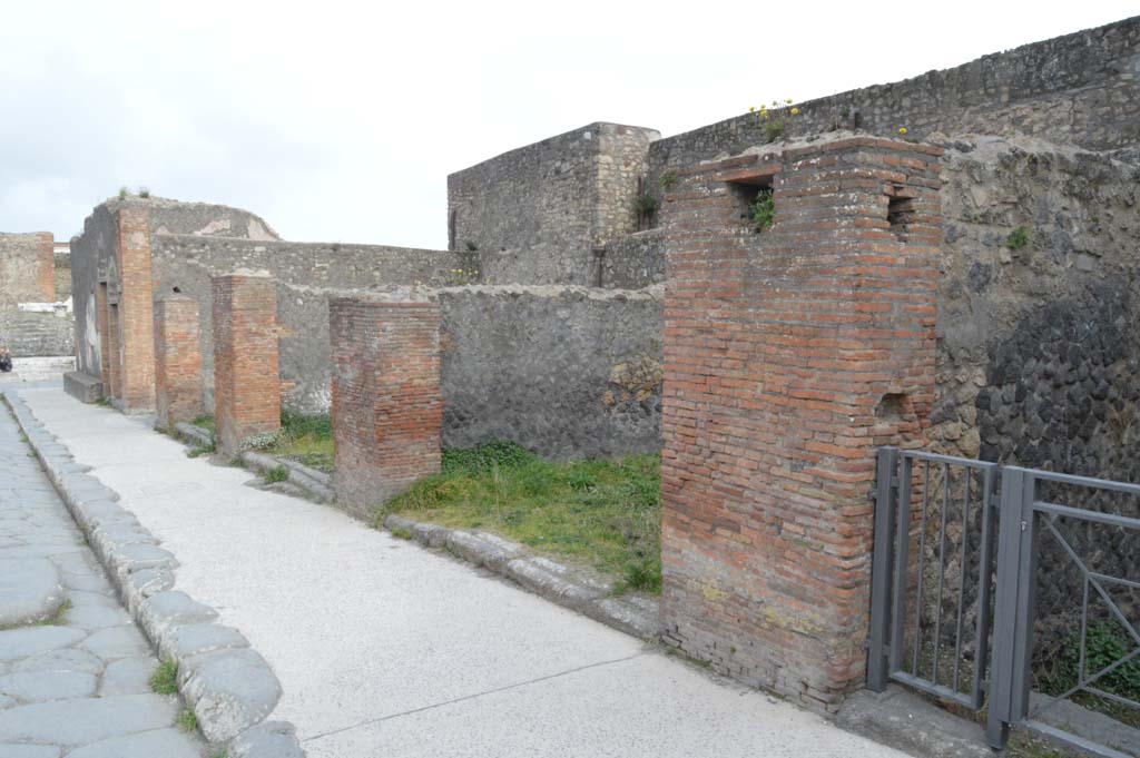Via delle Terme, south side, Pompeii. March 2019. Looking east from VII.5.7, on right.
Foto Taylor Lauritsen, ERC Grant 681269 DÉCOR.