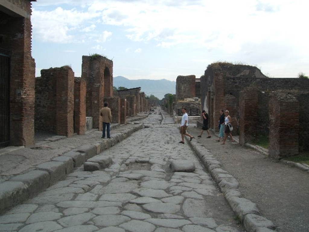 Via delle Terme. May 2005. Looking east between VI.8 and VII.5.