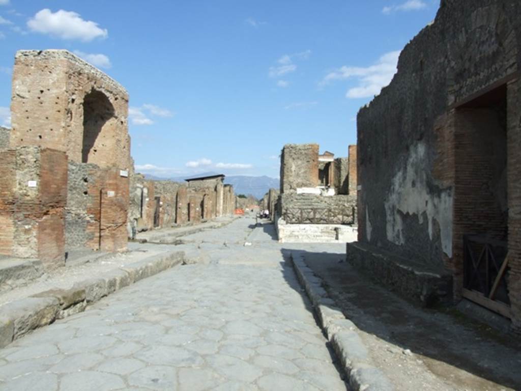 Via delle Terme between VI.8 and VII.5. March 2009. Looking east towards Via della Fortuna, ahead.