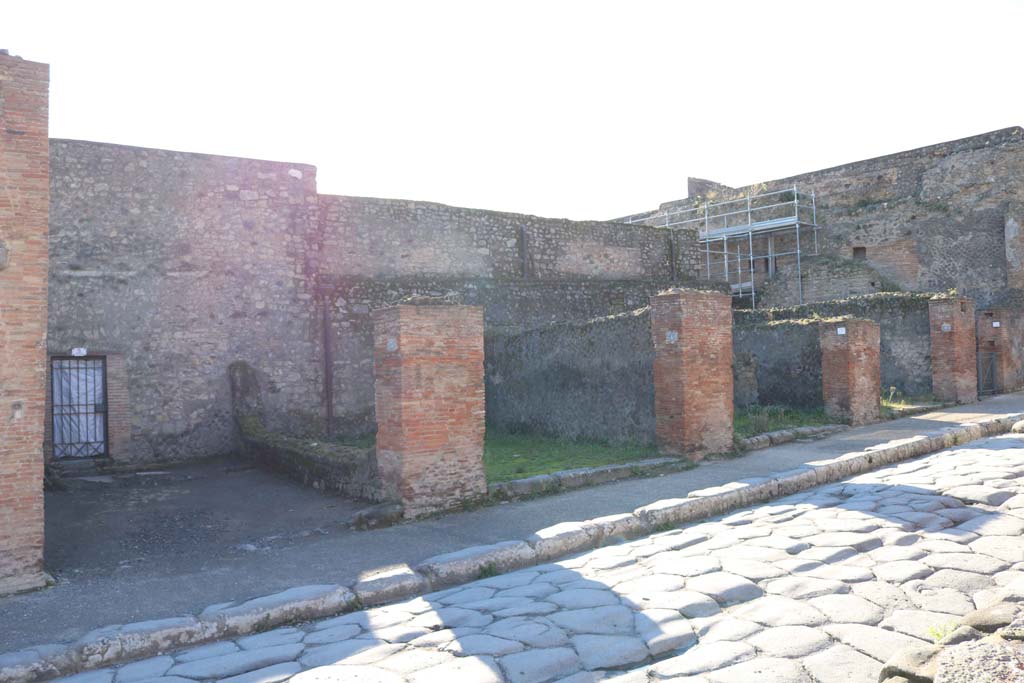 Via delle Terme, Pompeii. December 2018.
Looking south-west along north side of VII.5 insula, from VII.5.3, on left, towards VII.5.7, on right. Photo courtesy of Aude Durand.