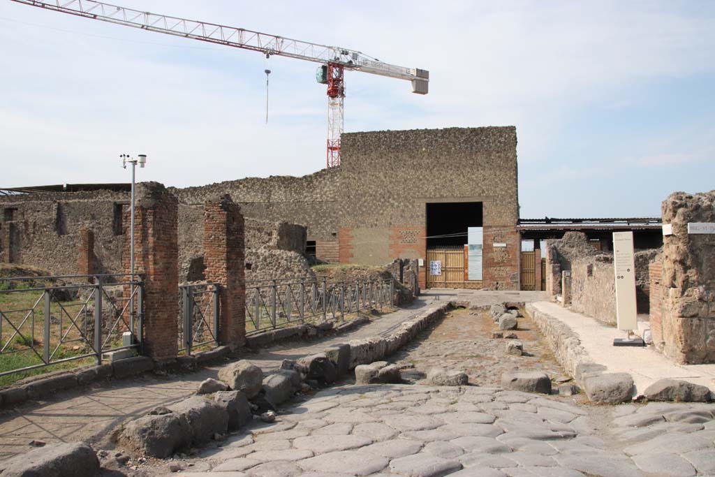 Via delle Terme between VII.6 and VI.4. September 2021.
Looking west to the junction with Vicolo del Farmacista, from near the junction with Via Consolare, on right. Photo courtesy of Klaus Heese.