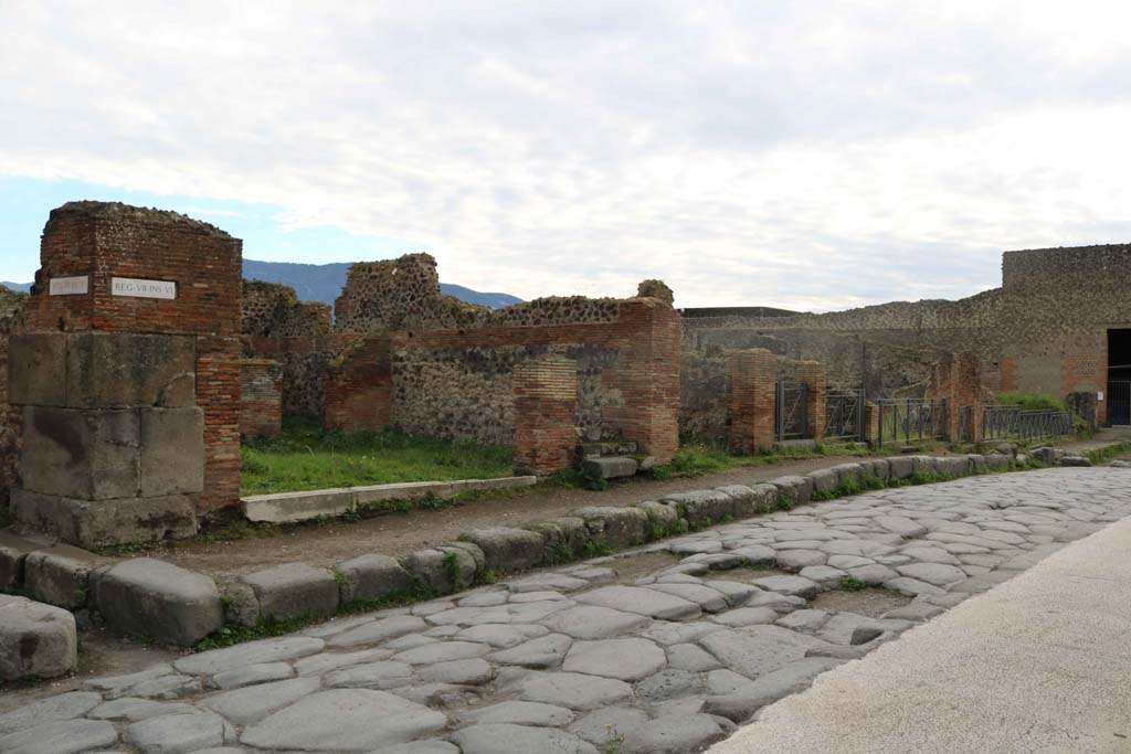 Via delle Terme, south side, Pompeii. December 2018.
Looking west from junction with Vicolo del Terme, on left, along VII.6.15 towards VII.6.1. Photo courtesy of Aude Durand.