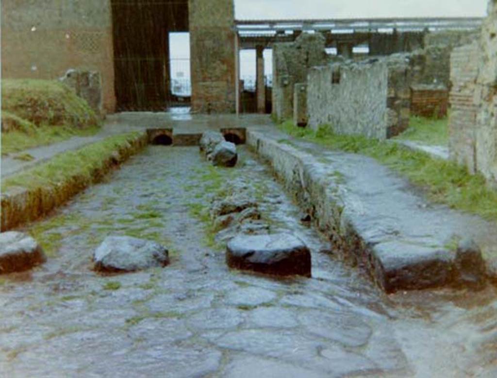 Via delle Terme, Pompeii. 4th April 1980, pre earthquake. Looking west to the junction with Vicolo del Farmacista, from the junction with Via Consolare, on right.
Photo courtesy of Tina Gilbert.