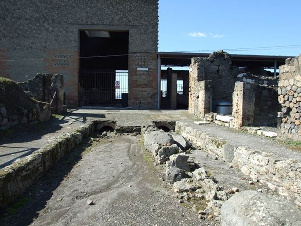 Via delle Terme between VII.6 and VI.4. March 2009. Looking west to where it joins Vicolo del Farmacista. See similarities and differences with Mazois, above.