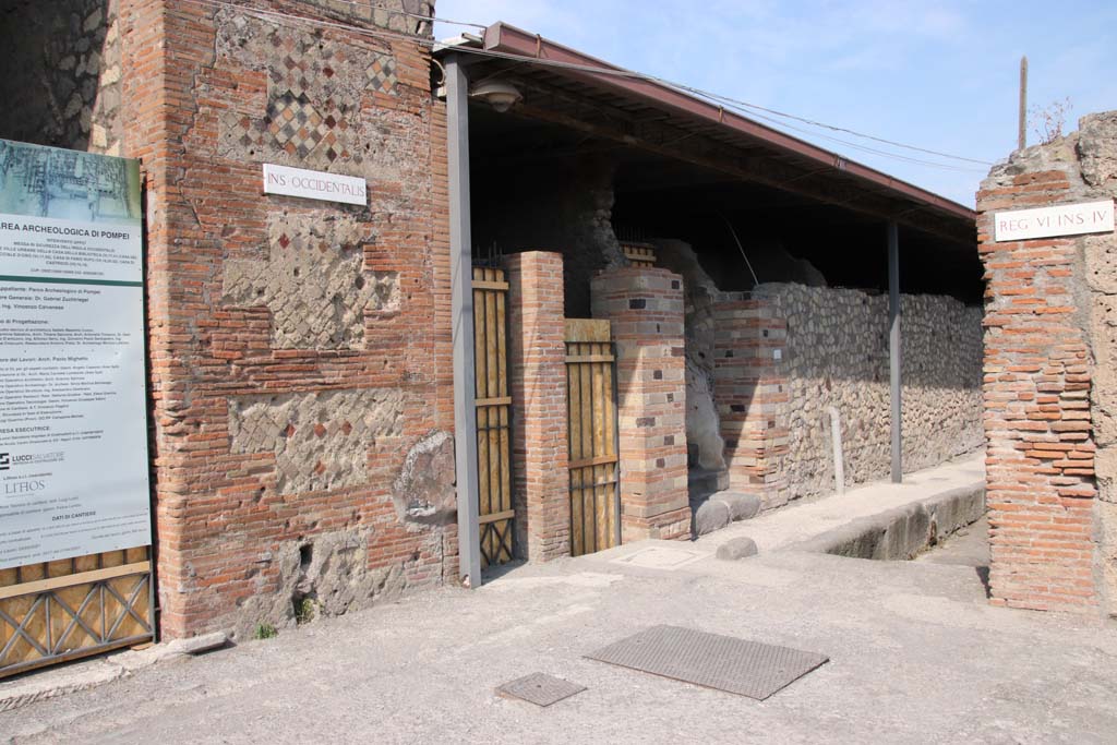 Via delle Terme, Pompeii. September 2021.
Looking north onto Vicolo del Farmacista at junction at west end with Via delle Terme. Photo courtesy of Klaus Heese.