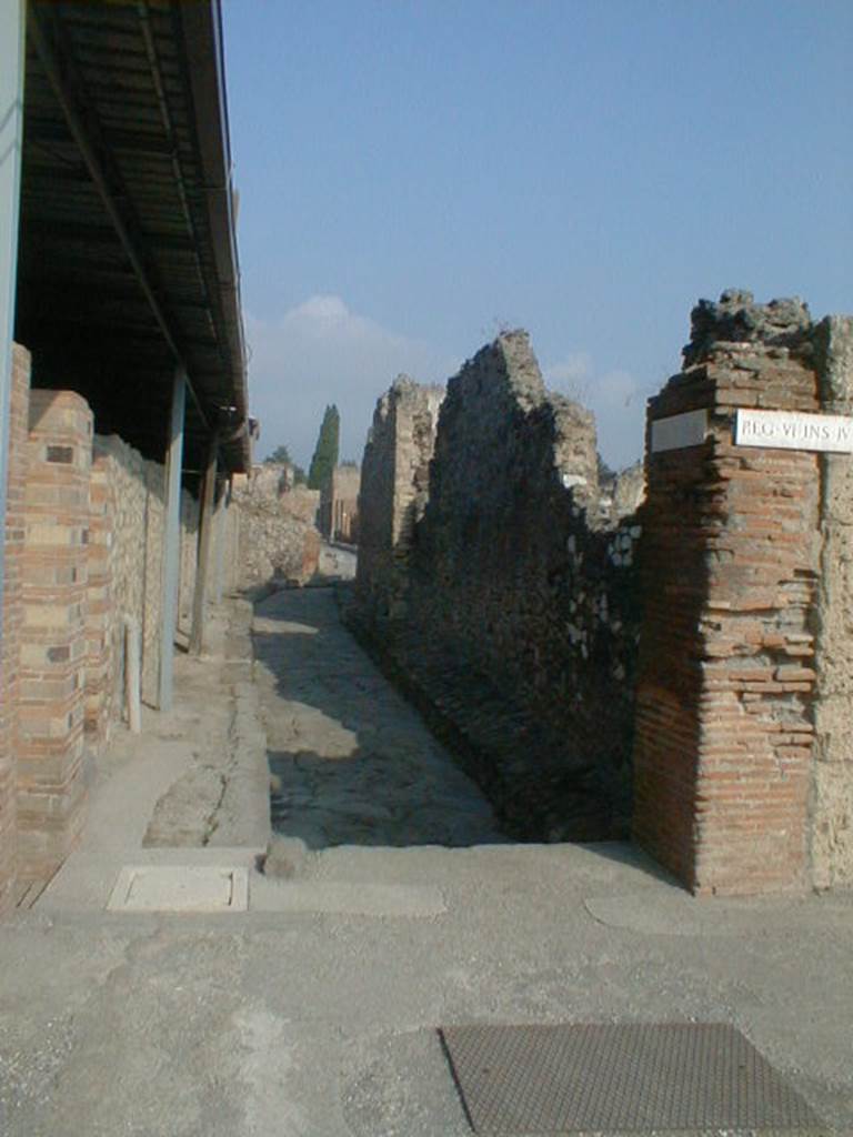 Via delle Terme. West end. September 2004. Looking north from junction with Vicolo del Farmacista.