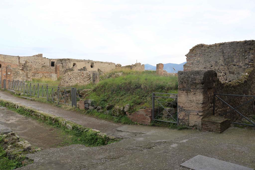Via delle Terme, south side, Pompeii. December 2018.
Looking south-east across VII.6, from junction with Vicolo del Farmacista, on right. Photo courtesy of Aude Durand.