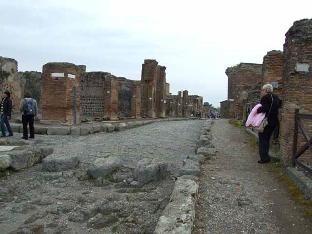 Via delle Terme. May 2010. Looking east between VI.6 and VII.6 from near the junction with Via Consolare.