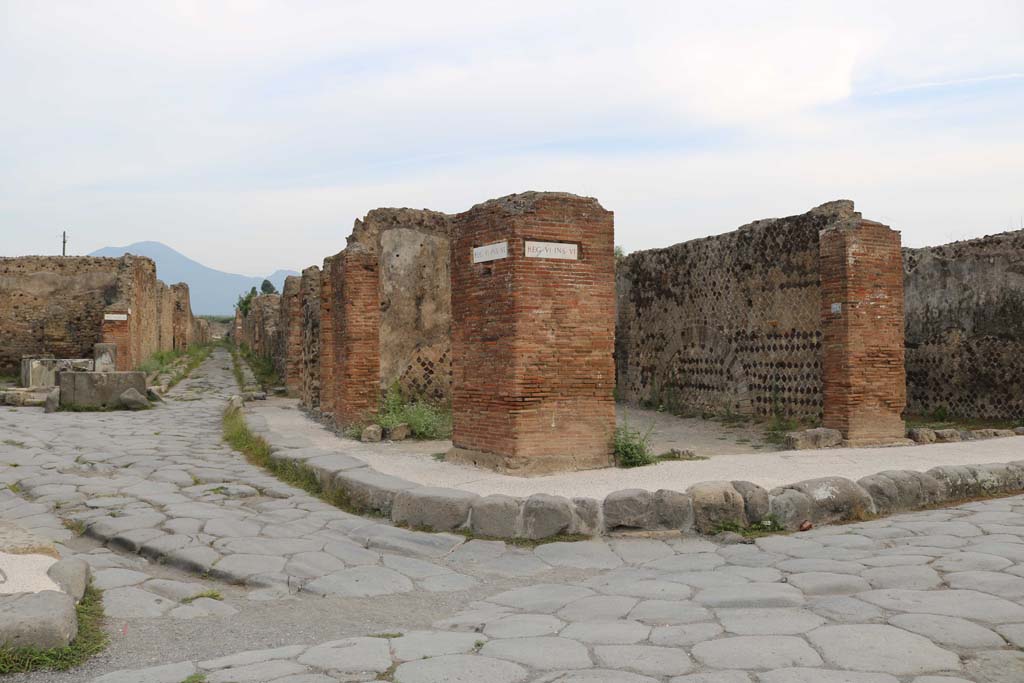 Via delle Terme, on right. December 2018. Looking north at junction with Via Consolare. Photo courtesy of Aude Durand.