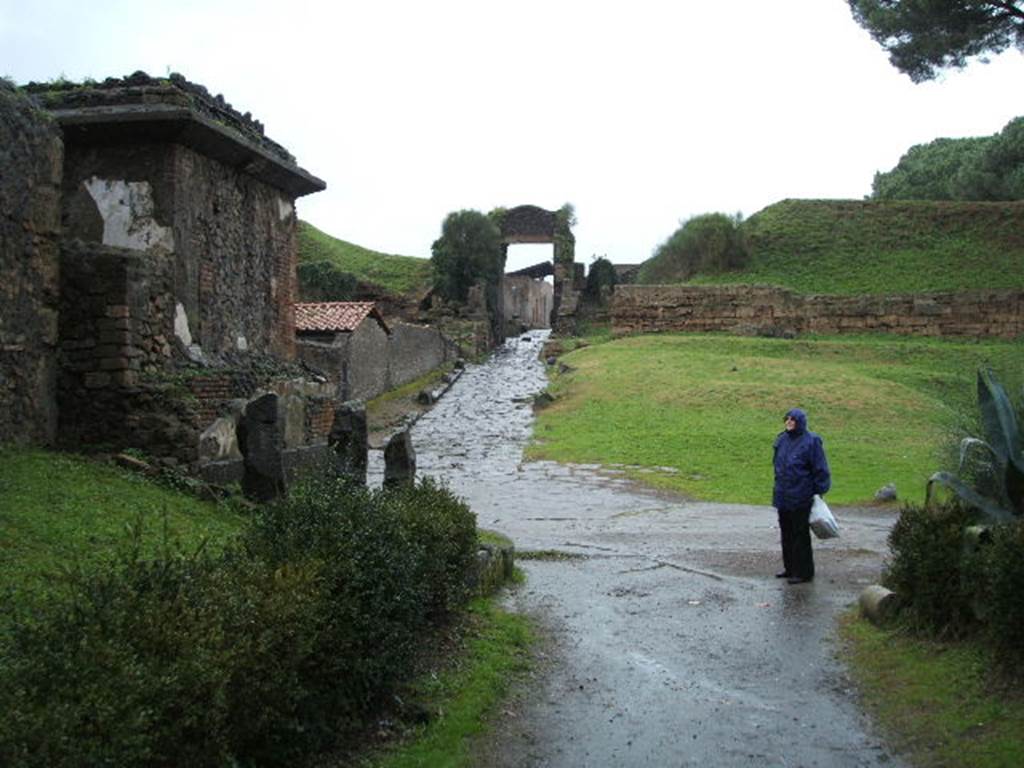 Via delle Tombe. December 2004. Junction with Via di Nocera. Looking north to Porta Nocera.
