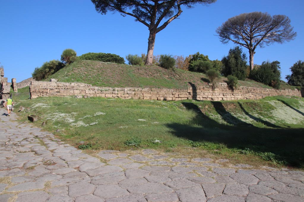 Pompeii Porta di Nocera, on left. October 2022.
Looking north-east towards city walls from junction of Via delle Tombe and Via di Nocera. Photo courtesy of Klaus Heese.