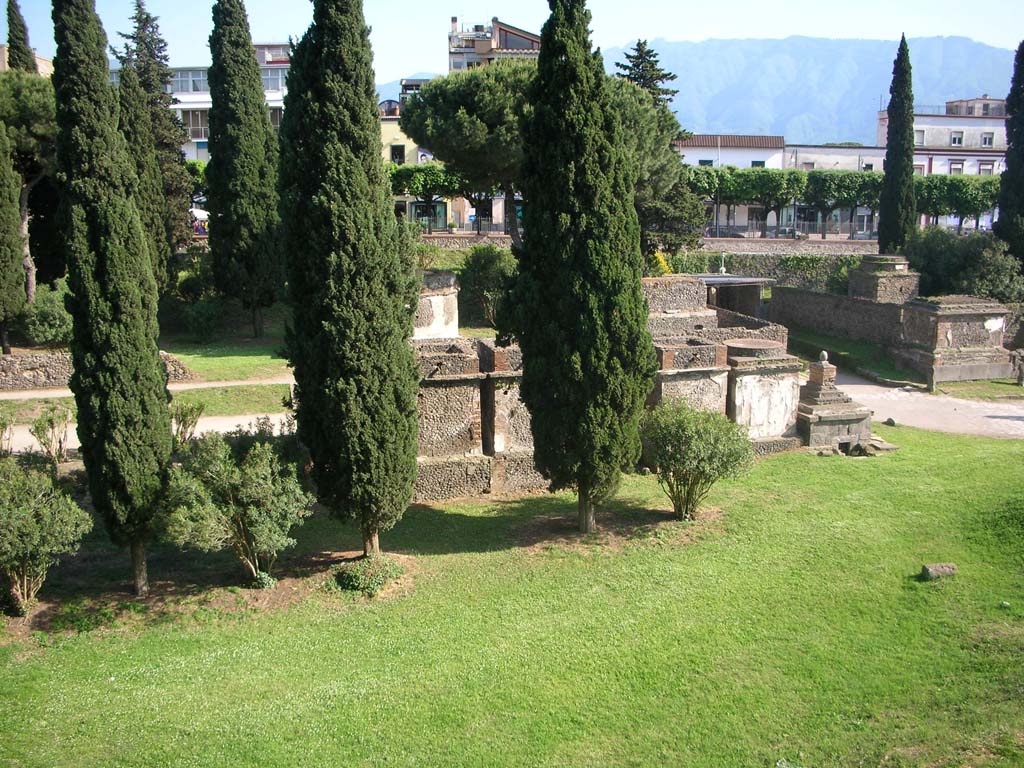 Via delle Tombe, Pompeii. May 2010.
Looking south towards rear of tombs on Via delle Tombe, with Via di Nocera, on right. Photo courtesy of Ivo van der Graaff.