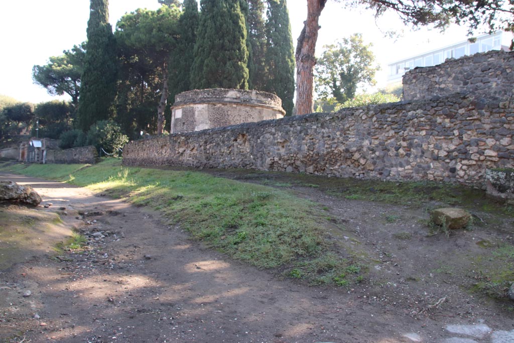 Via delle Tombe, south side, Pompeii. October 2022.
Looking south-east from junction with Via di Nocera. Photo courtesy of Klaus Heese.