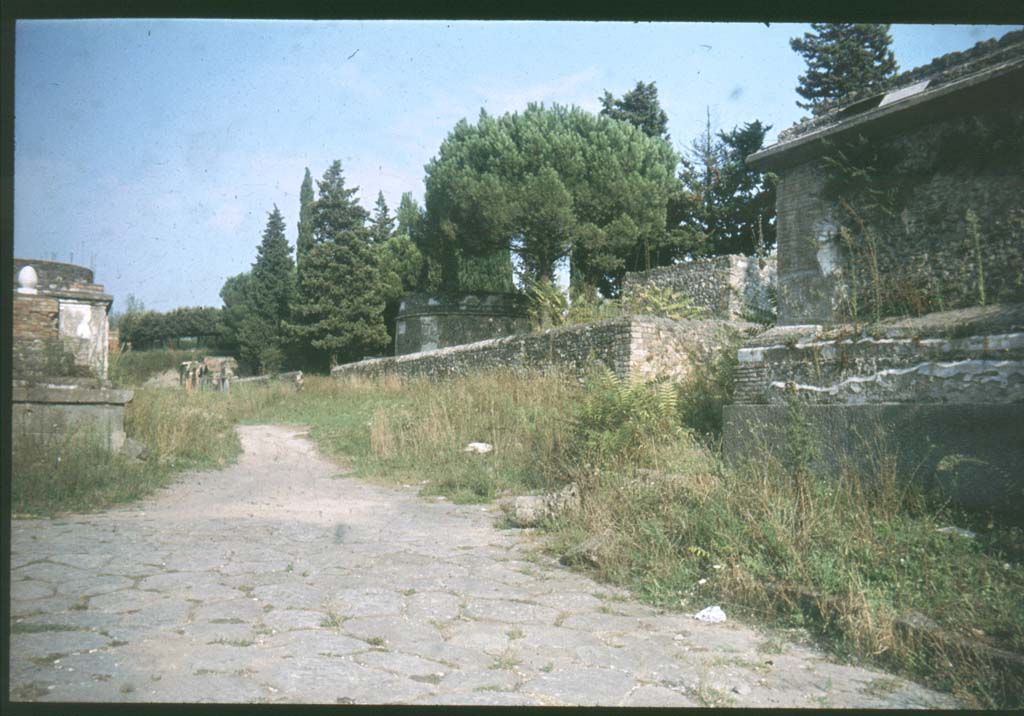 Via delle Tombe, south side. Looking east from junction with Via di Nocera.
Photographed 1970-79 by Günther Einhorn, picture courtesy of his son Ralf Einhorn.