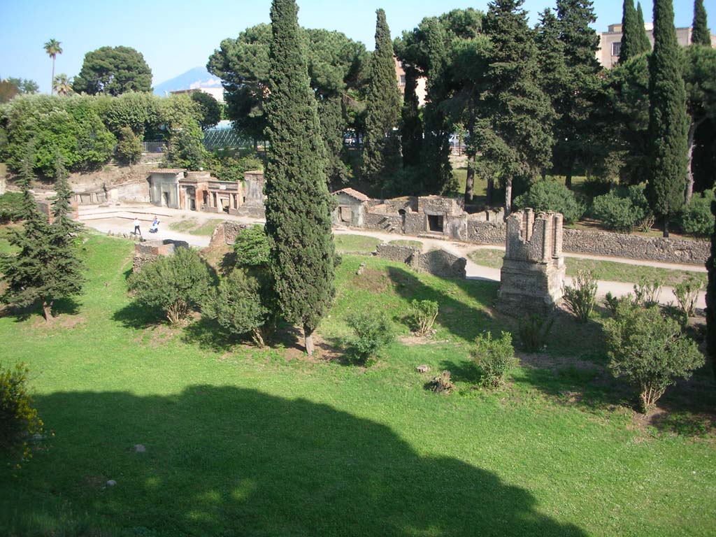 Via delle Tombe, May 2010.
Looking towards rear of Tomb 22EN, centre right, and towards south side of Via delle Tombe. Photo courtesy of Ivo van der Graaff.