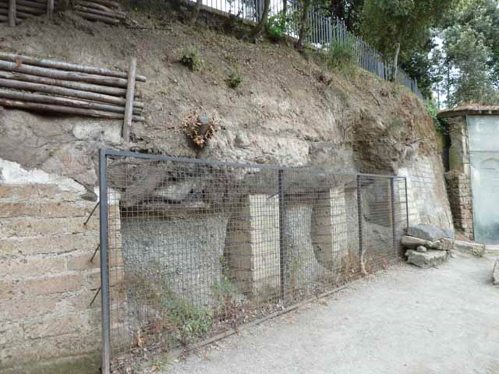 Via delle Tombe, east end. May 2010. Surge and lapilli layers from 79AD eruption near Tomb 19ES.