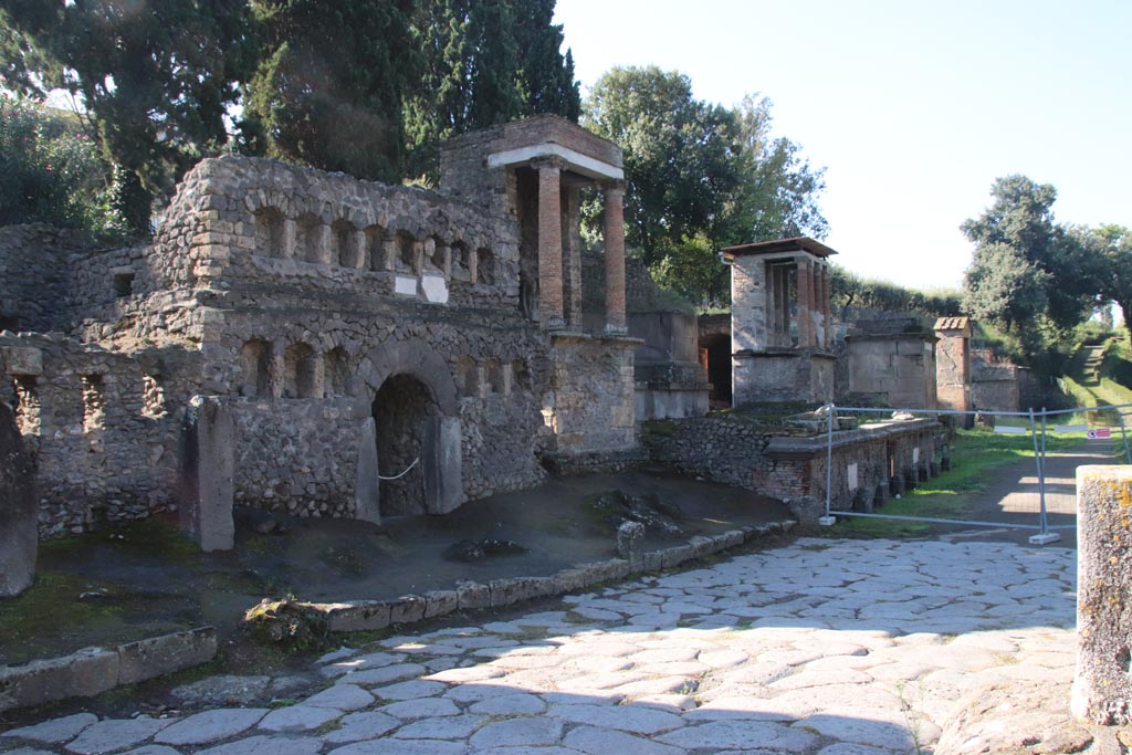 Via delle Tombe, south side, Pompeii. October 2022.
Looking south-west towards tombs, from junction with Via di Nocera. Photo courtesy of Klaus Heese.