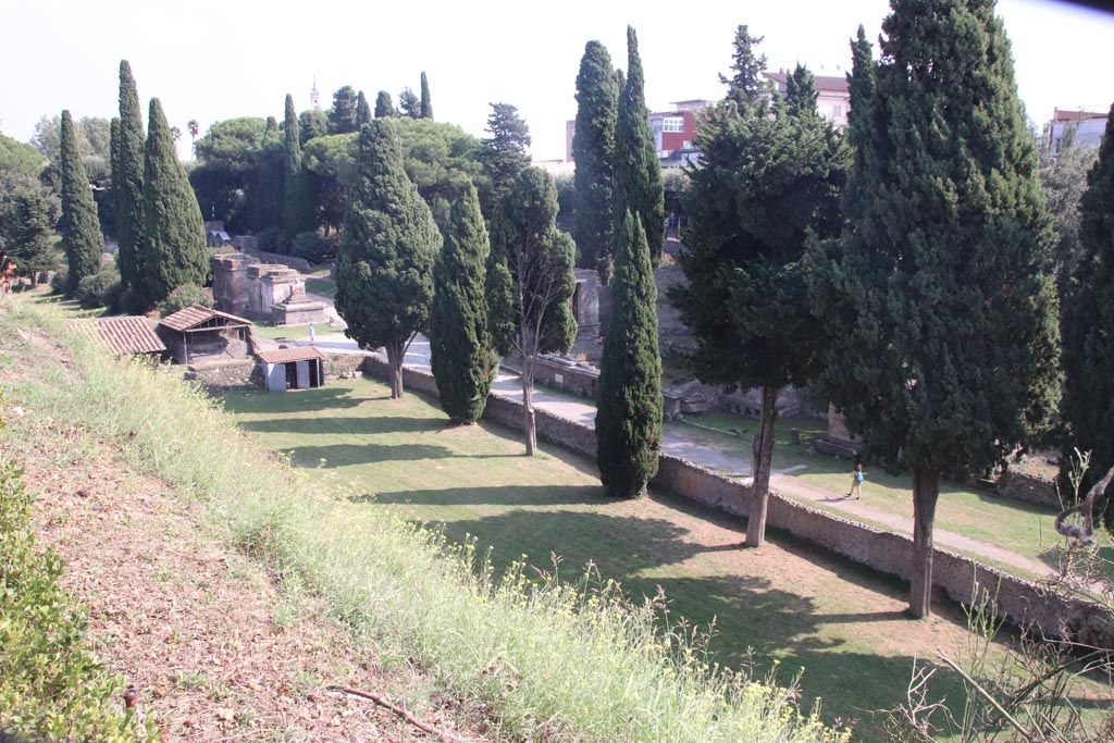 Via delle Tombe, Pompeii. October 2023.
Looking south-east towards junction with Via di Nocera, from west end. Photo courtesy of Klaus Heese.