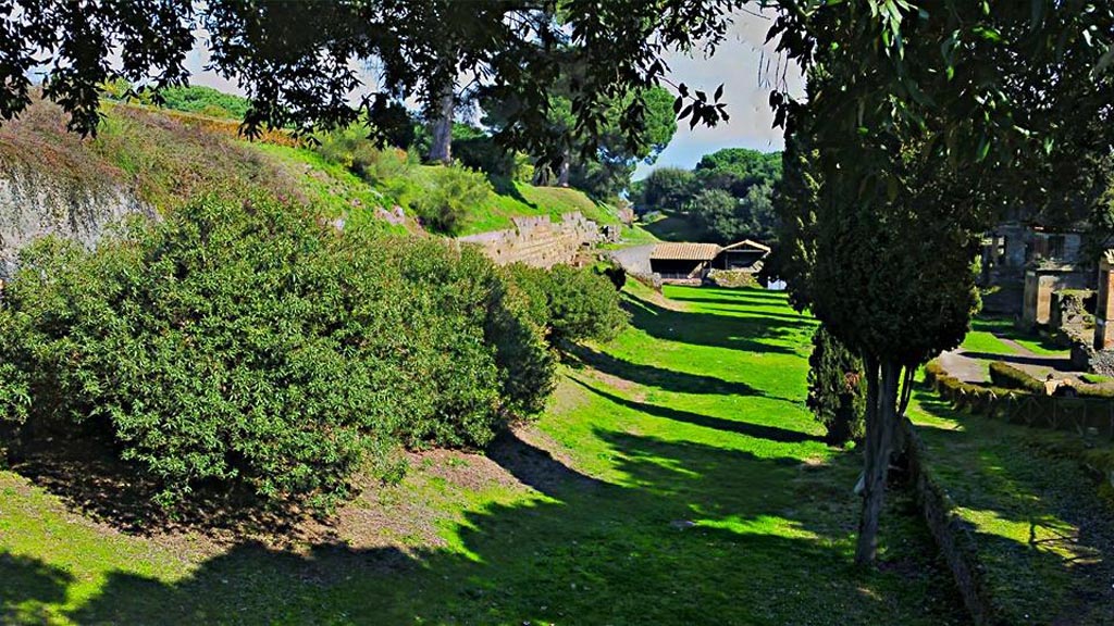 Via delle Tombe. 2015/2016.
Looking east along City Walls towards Porta Nocera, from west end. Photo courtesy of Giuseppe Ciaramella.