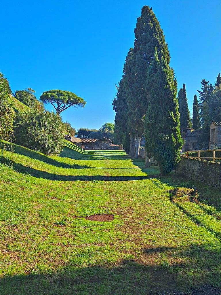 Via delle Tombe, Pompeii. October 2024.
Looking east with Tombs, on right. Photo courtesy of Giuseppe Ciaramella