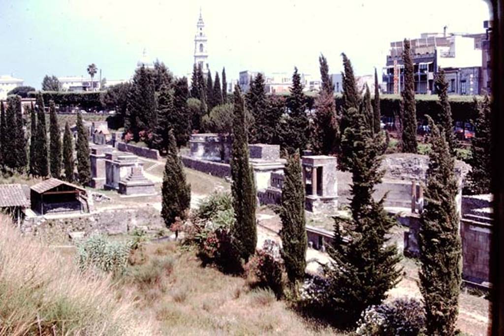Via delle Tombe, Pompeii. 1974. Looking south-east. Photo by Stanley A. Jashemski.
Source: The Wilhelmina and Stanley A. Jashemski archive in the University of Maryland Library, Special Collections (See collection page) and made available under the Creative Commons Attribution-Non Commercial License v.4. See Licence and use details. J74f0243