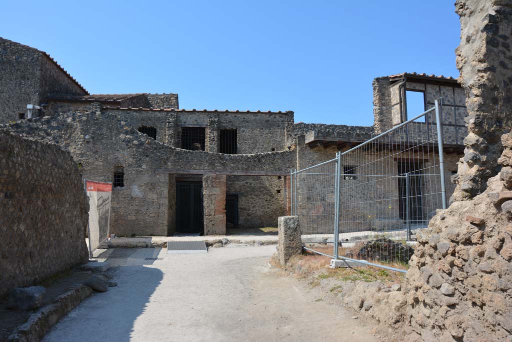Via di Castricio between I.19 and I.7. April 2017.
Looking west towards junction with Vicolo di Paquius Proculus, and towards I.10.16, I.10.17 and I.10.18.
Photo courtesy Adrian Hielscher.