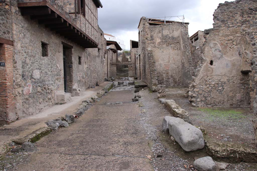 Vicolo di Paquius Proculus, Pompeii. October 2020.
Looking north from junction with Via di Castricio, between I.10, on left and I.7, on right, during the year of the pandemic.
Photo courtesy of Klaus Heese.