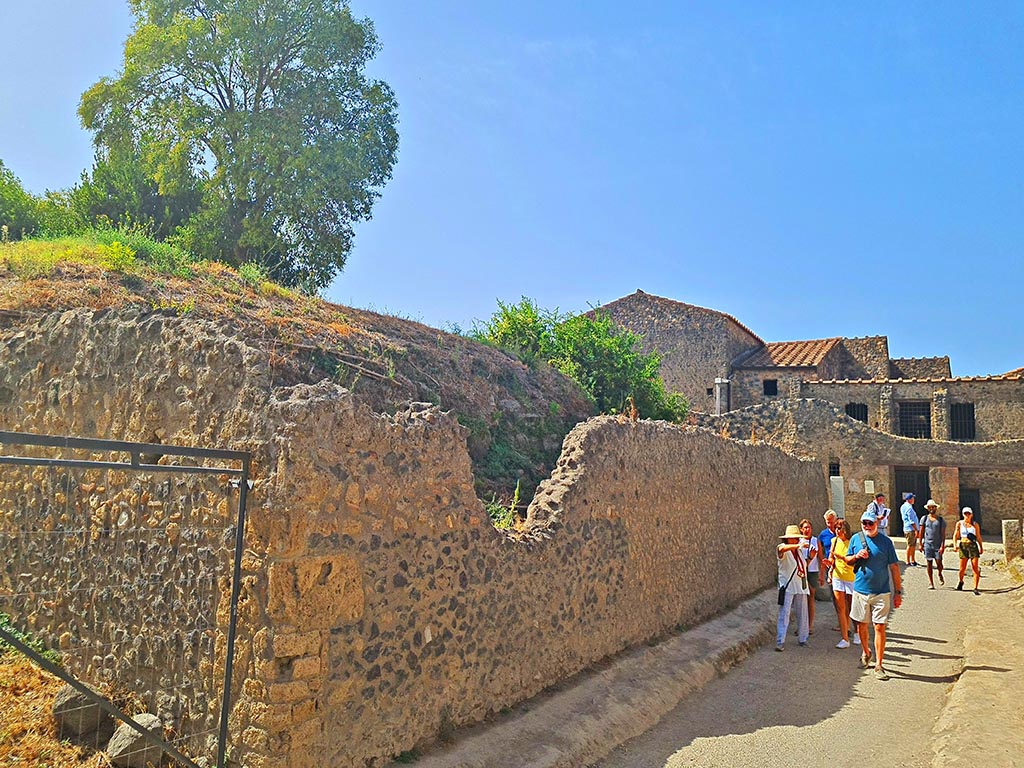 Via di Castricio, Pompeii. September 2024.
Looking west along I.19 towards junction with Vicolo di Paquius Proculus. Photo courtesy of Giuseppe Ciaramella.