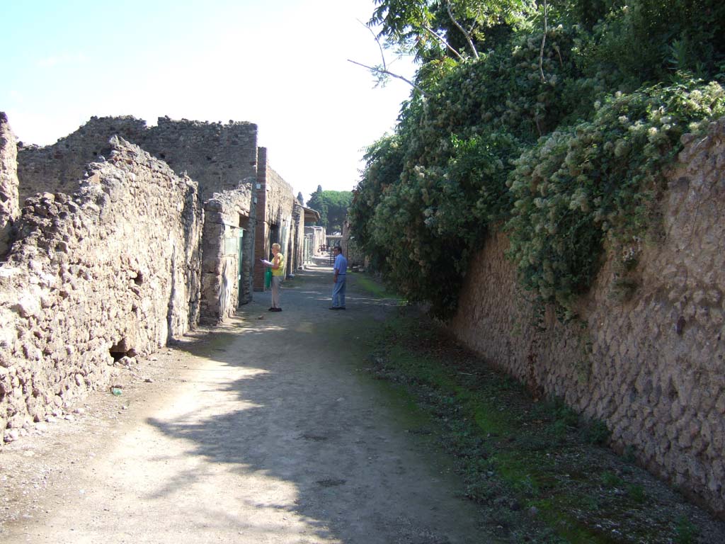 Via di Castricio between I.7 and I.19. September 2005. Looking east to the junction with Vicolo dell’ Efebo.
