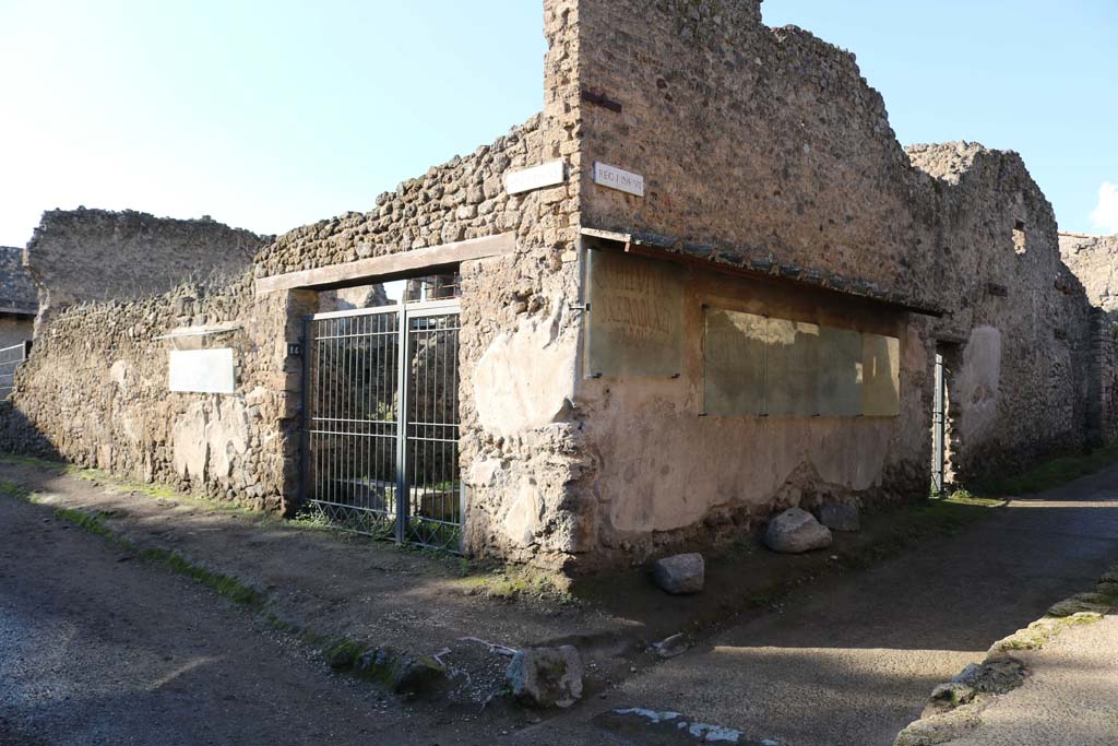 Via di Castricio, Pompeii. december 2018.
Looking west towards junction of Via di Castricio, on left, with Vicolo dell’ Efebo, on right. Photo courtesy of Aude Durand.