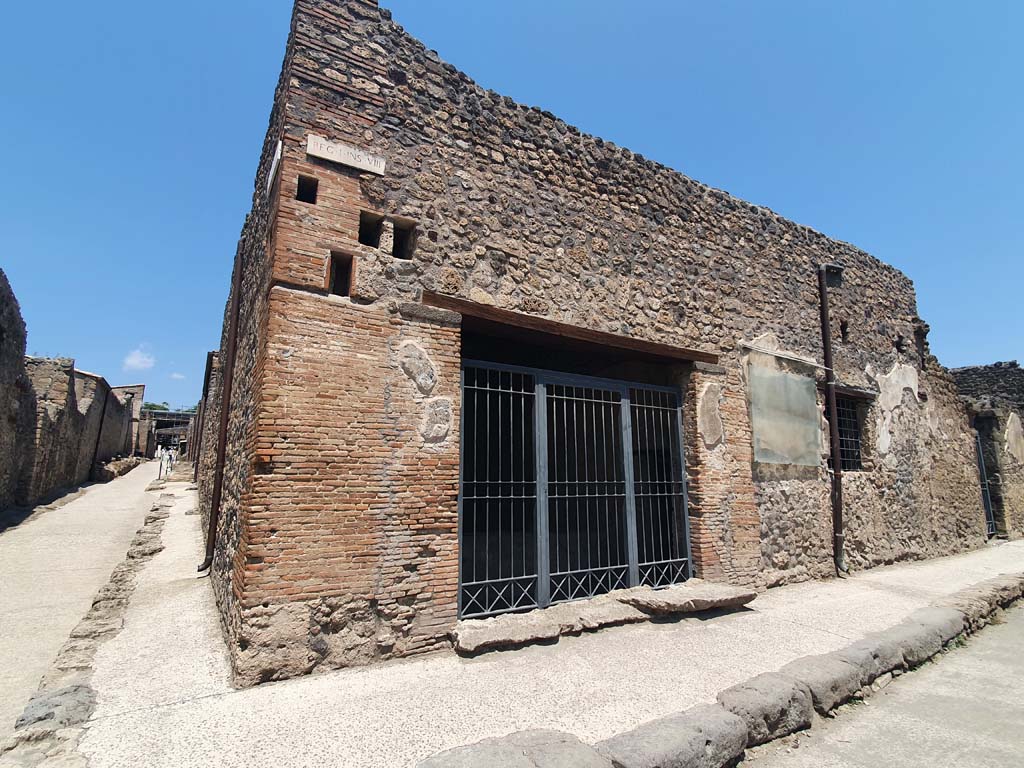 Via di Castricio, north side, Pompeii. July 2021.
Looking north at junction towards Vicolo dell’Efebo, on left, with doorway of I.8.15, in centre.
Foto Annette Haug, ERC Grant 681269 DÉCOR.