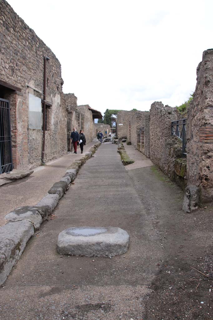 Via di Castricio, Pompeii. October 2020.
Looking east between I.8.15, on left and I.18, on right, during the year of the pandemic.
Photo courtesy of Klaus Heese.