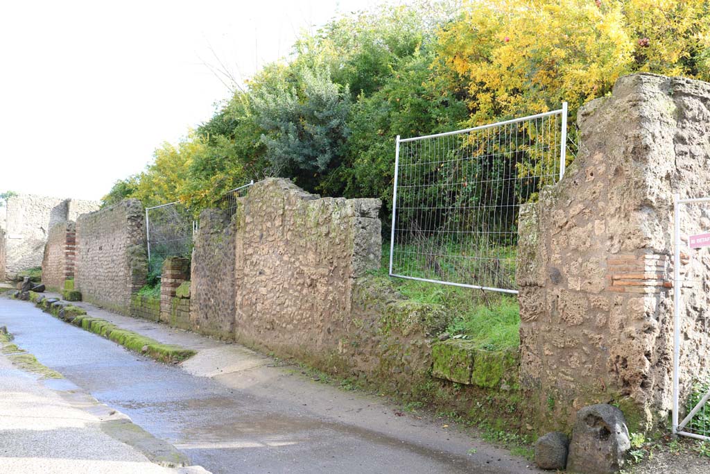 Via di Castricio, south side, Pompeii. December 2018.
Looking south-east, from I.18.1, on left to I.18.4, on right. Photo courtesy of Aude Durand.