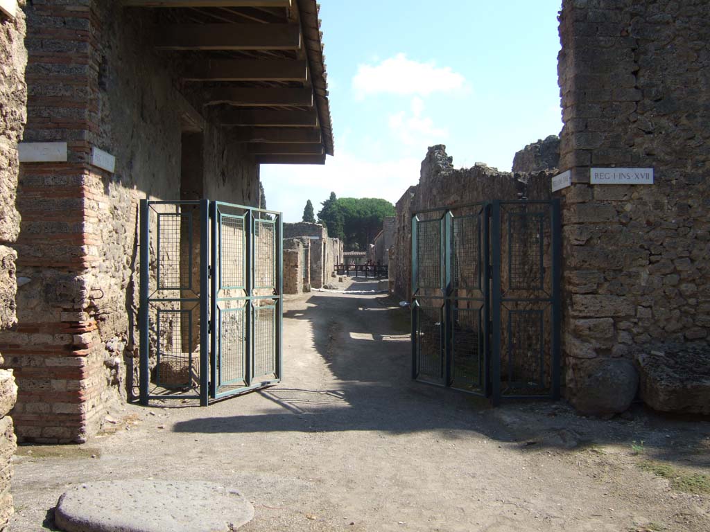 Via di Castricio between I.9 and I.17. September 2005.
Looking east from junction with unnamed vicolo to north and unexcavated vicolo to south.