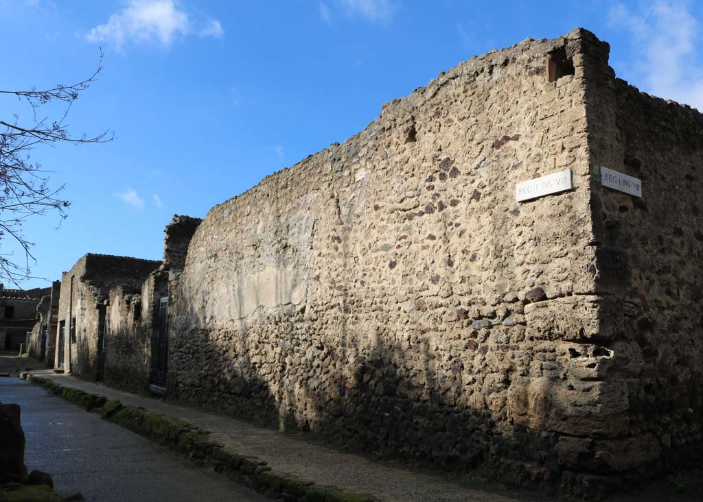 Via di Castricio, north side, Pompeii. December 2018.
Looking west along I.8, from near junction with an unnamed vicolo, on right. Photo courtesy of Aude Durand.