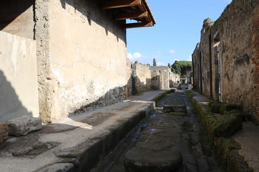 Via di Castricio, Pompeii. December 2018. Looking east from junction with unnamed roadway. Photo courtesy of Aude Durand.