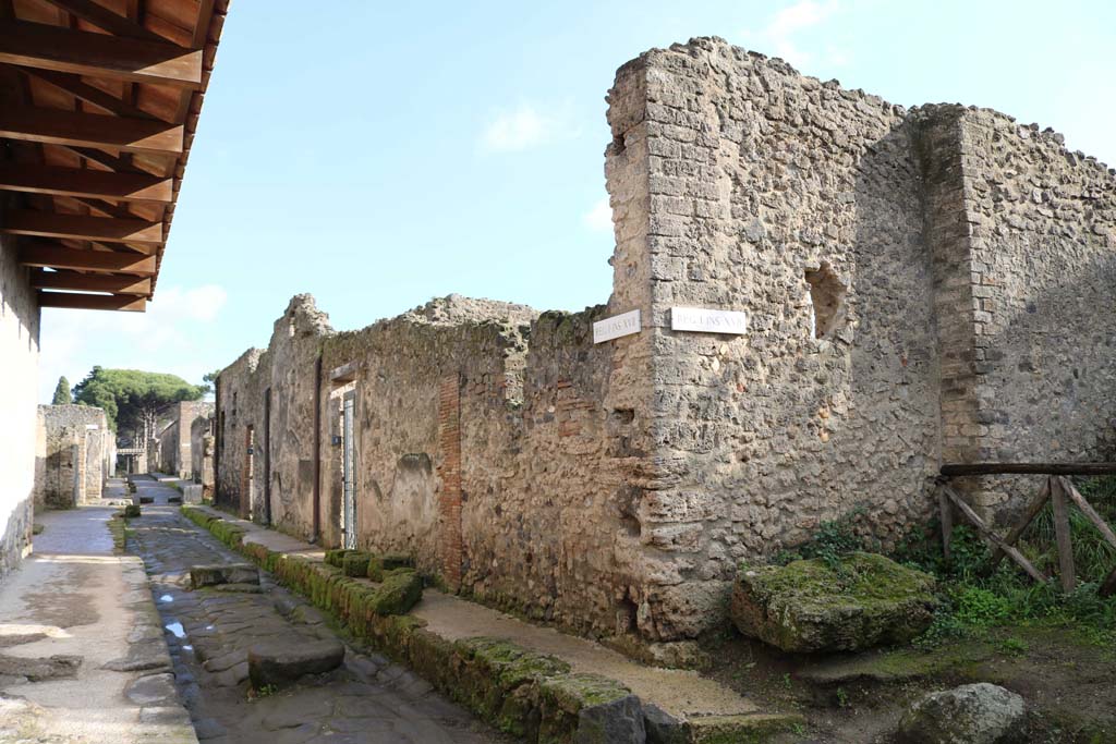 Via di Castricio, south side, Pompeii. December 2018.
Looking east junction with an unnamed vicolo, towards I.17.1 to I.17.3. Photo courtesy of Aude Durand.