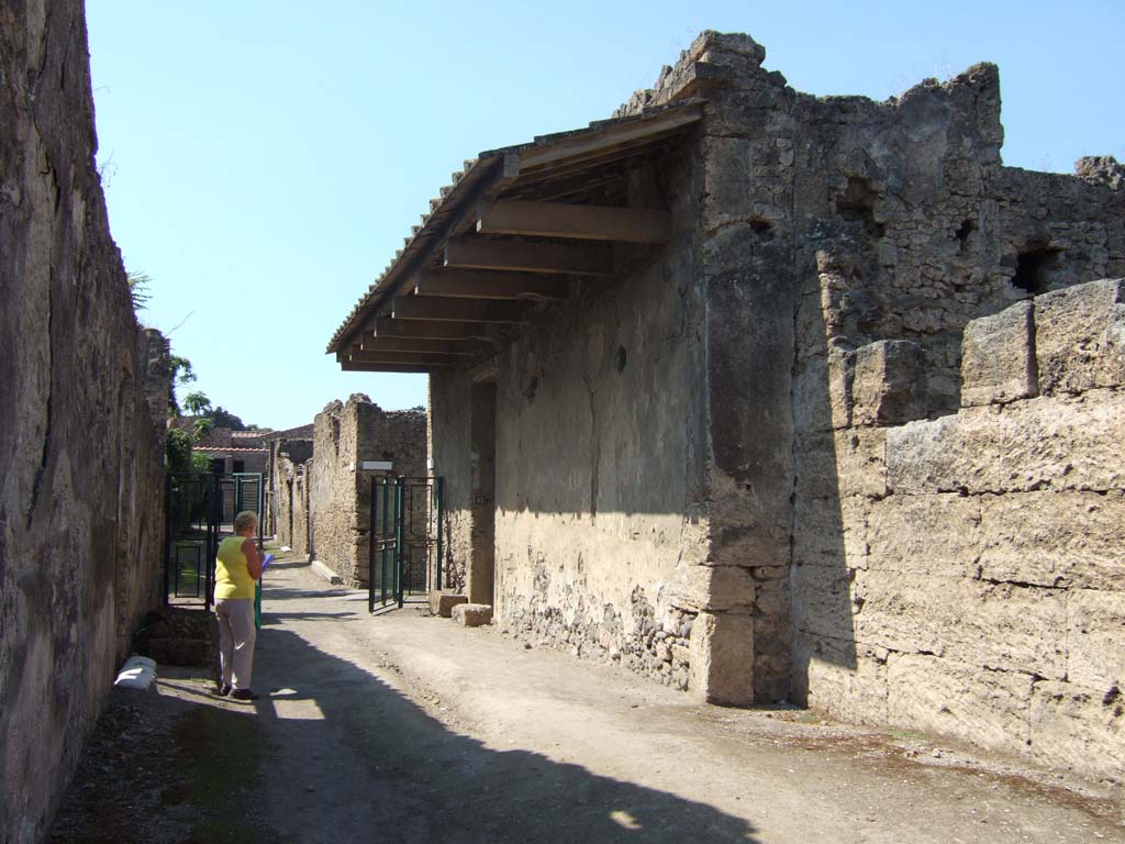 Via di Castricio between I.17 and I.9. September 2005. Looking west to junction.