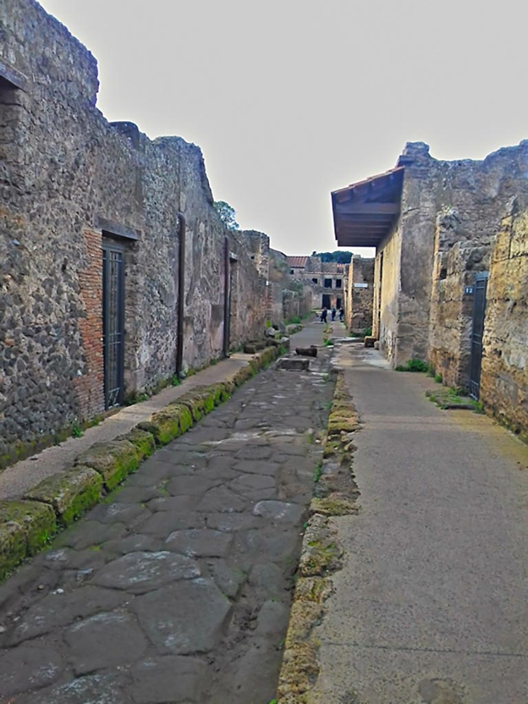 Via di Castricio, Pompeii. 2017/2018/2019.
Looking west between I.17 and I.9, from I.9.12, on right. Photo courtesy of Giuseppe Ciaramella.