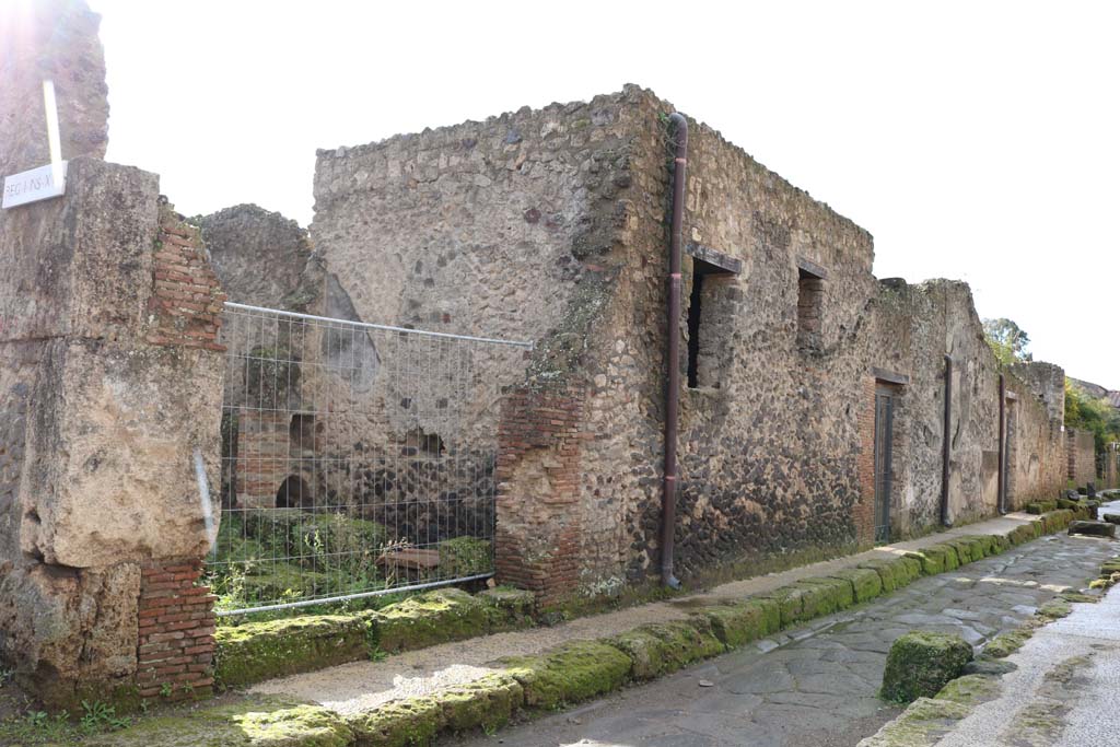 Via di Castricio, south side, Pompeii. December 2018.
Looking west from I.17.3 towards I.17.1, on right. Photo courtesy of Aude Durand.