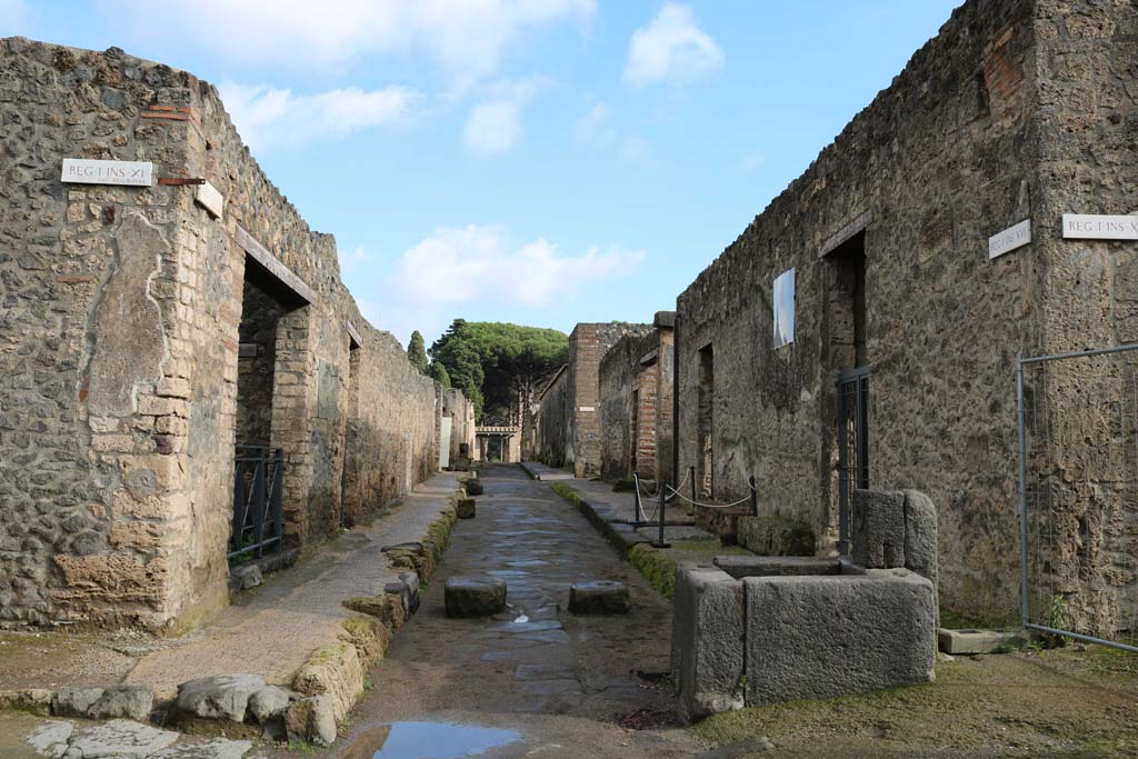 Via di Castricio, Pompeii. December 2018.
Looking east between I.11 and I.16 from junction with unnamed vicolo, on left and right. Photo courtesy of Aude Durand.