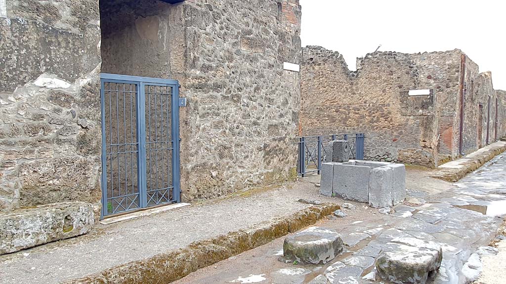 Via di Castricio, Pompeii, south side. July 2021. Looking west from entrance doorway at I.16.4.
Foto Annette Haug, ERC Grant 681269 DÉCOR.