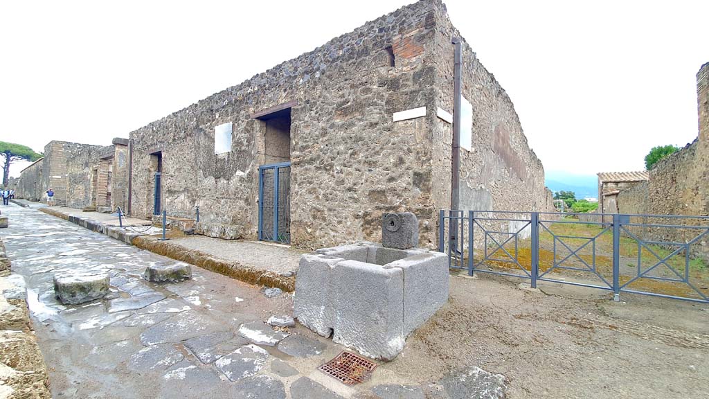 Via di Castricio, south side, Pompeii. July 2021.
Looking east along I.16 from junction with unnamed vicolo between I.16 and I.17, on right.
Foto Annette Haug, ERC Grant 681269 DÉCOR.