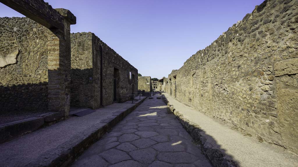 Via di Castricio between I.16 and I.11. August 2021. Looking west. Photo courtesy of Robert Hanson.
