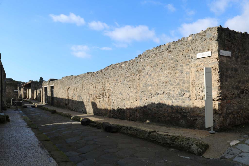 Via di Castricio, north side, December 2018.
Looking west along I.11, from junction with Vicolo della Nave Europa, on right. Photo courtesy of Aude Durand.