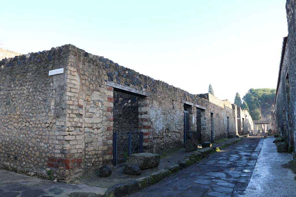 Via di Castricio, north side, December 2018.
Looking east between I.12.12 and I.12.8, from junction with Vicolo della Nave Europa. Photo courtesy of Aude Durand.