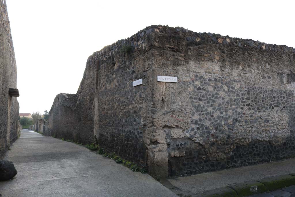 Via di Castricio, south side, left and right. December 2018.
Looking south between I.15 and I.16 on Vicolo della Nave Europa. Photo courtesy of Aude Durand.