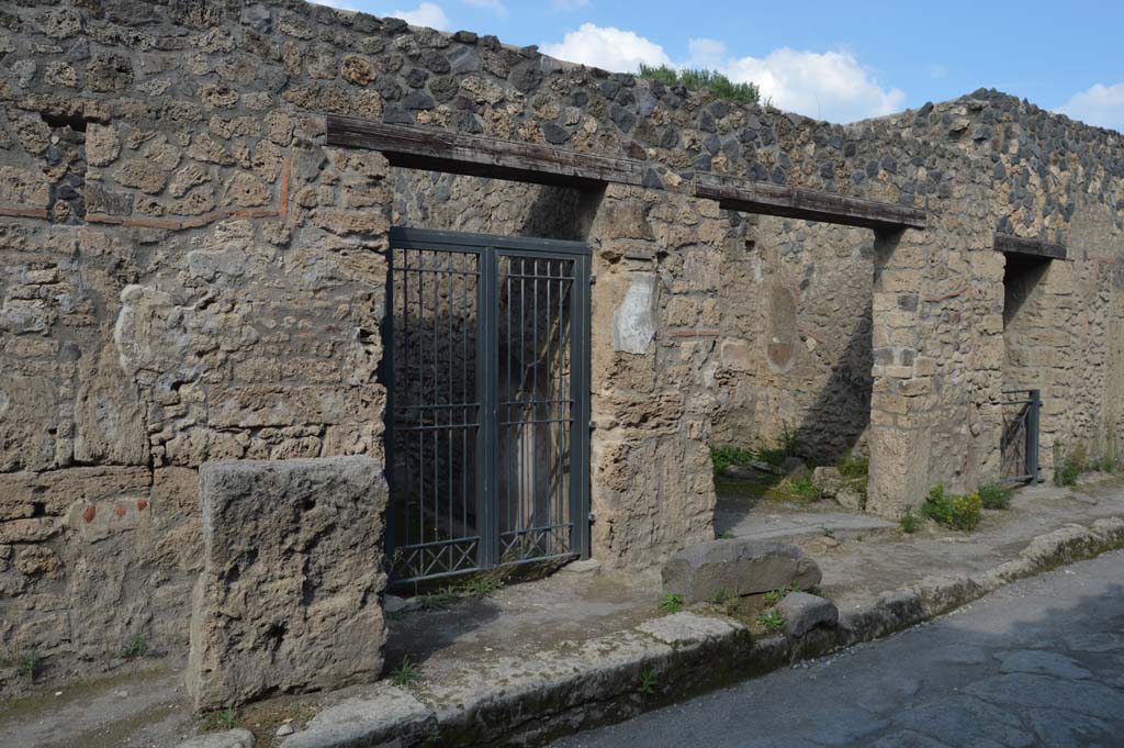 Via di Castricio, north side, Pompeii. October 2018.
Looking towards entrance doorway, with I.12.12, on left, I.12.11, in centre, and I.12.10, on right.
Foto Taylor Lauritsen, ERC Grant 681269 DÉCOR.