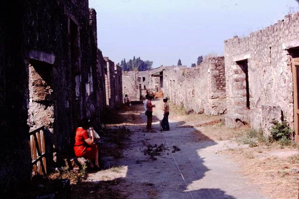 Via di Castricio, Pompeii. 1974. Looking west from near I.15.2/3 ,on left, and I.12.11/10, on right. Photo by Stanley A. Jashemski.
Source: The Wilhelmina and Stanley A. Jashemski archive in the University of Maryland Library, Special Collections (See collection page) and made available under the Creative Commons Attribution-Non Commercial License v.4. See Licence and use details. J74f0492